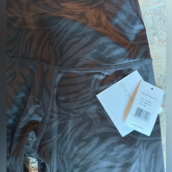 Beyond Yoga NEW High Waisted Zebra  Leggings Black Long‎ Length XXL 
RT $79 - Picture 4 of 5